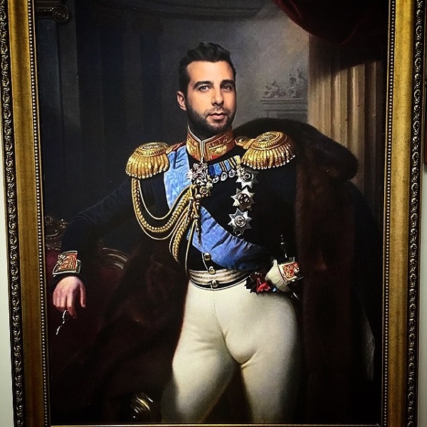 Иван Ургант удивил необычным портретом