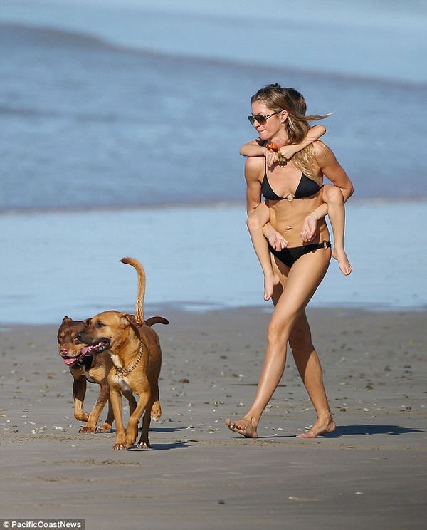 Жизель Бюндхен в бикини веселится с сыном на пляже