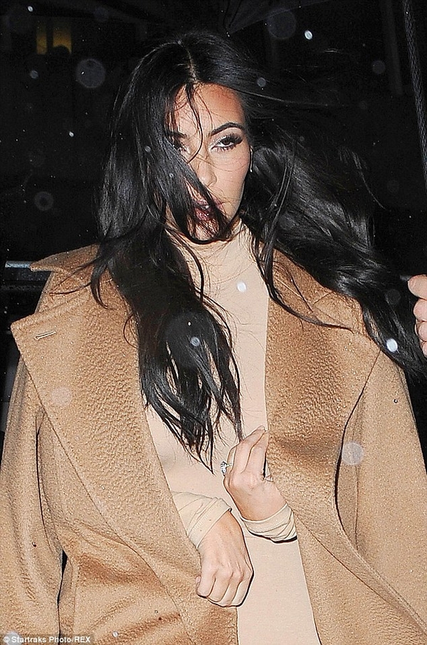 Ким Кардашян прогулялась в босоножках по снегу