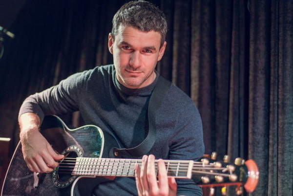 Новогодние рецепты от звезд: Арсен Мирзоян и его свиная рулька