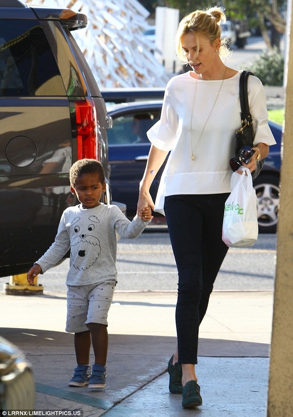 Шарлиз Терон проводит время со своим приемным сыном