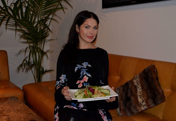 Новогодние рецепты от звезд: Влада Литовченко и ее салат с лососем