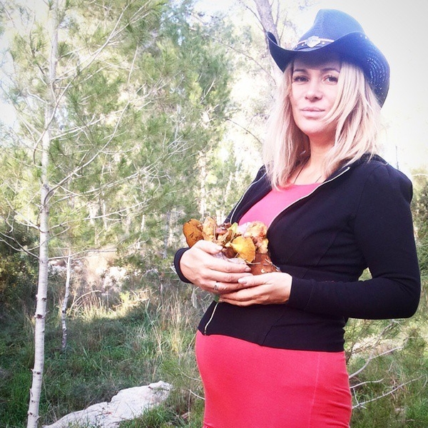 Беременная жена Антона Макарского показала животик