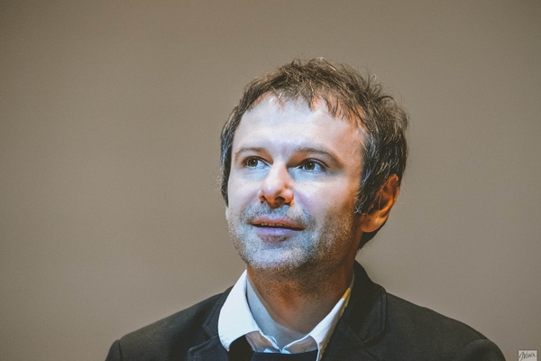 Экстрасенс о Вакарчуке: Вижу его в браке и с усыновленным ребенком