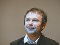 Экстрасенс о Вакарчуке: Вижу его в браке и с усыновленным ребенком