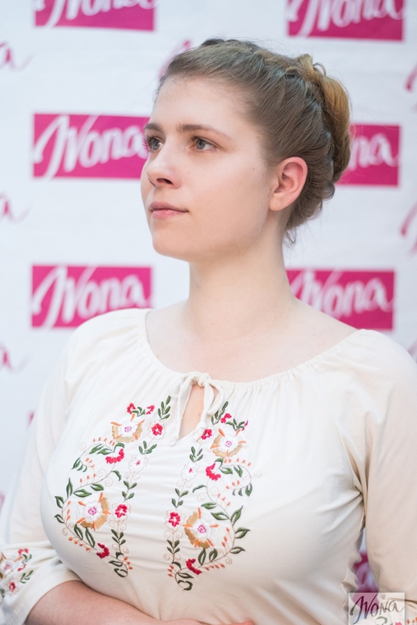 Прически на Новый год: Как уложить вьющиеся волосы