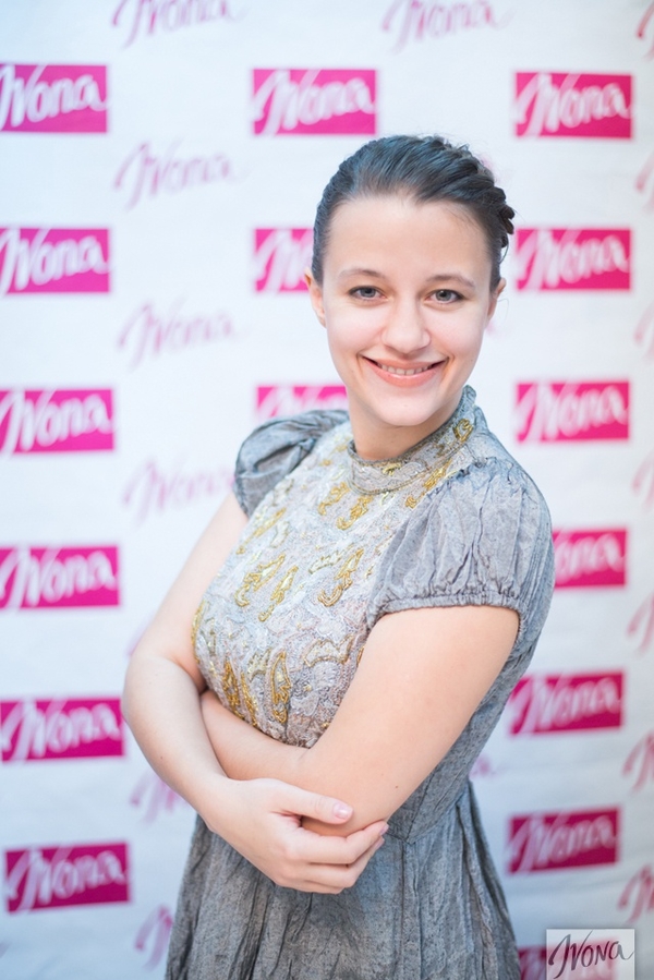 Прически на Новый год: Плетение с цветком из волос