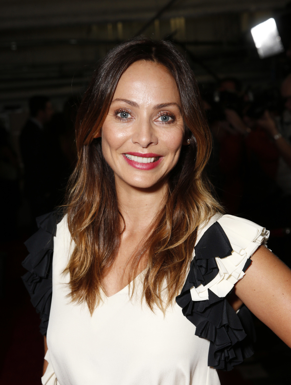 Упражнения для красивых ног от певицы Натали Имбрулья