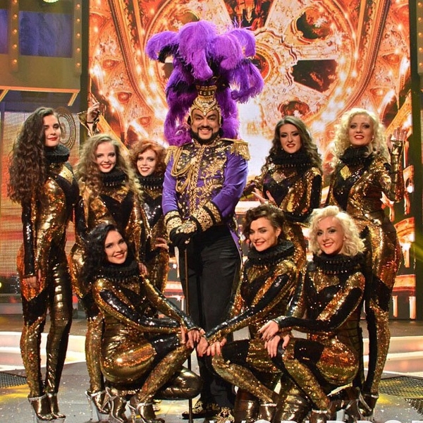 Киркоров поразил экстравагантным нарядом: золото и страусиные перья