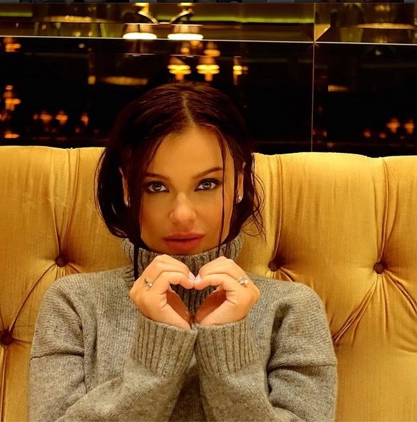 Беременная экс-солистка группы Serebro впервые показала животик