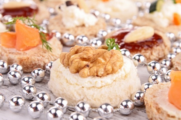 Холодные закуски на Новый год: ТОП-5 рецептов канапе