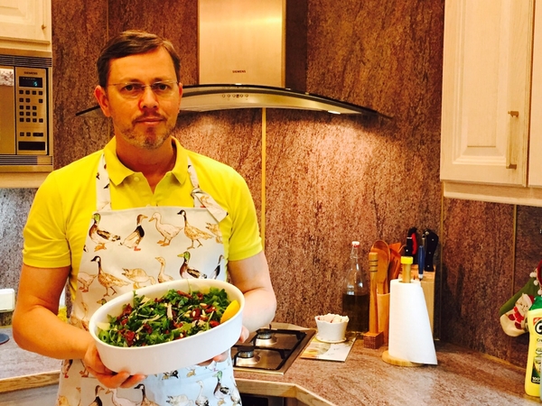 Новогодние рецепты от звезд: Дмитрий Слоссер и его салат с рукколой