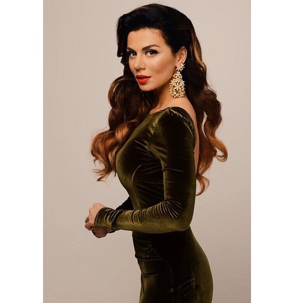 Анна Седокова собирается отвезти подарки в дом престарелых