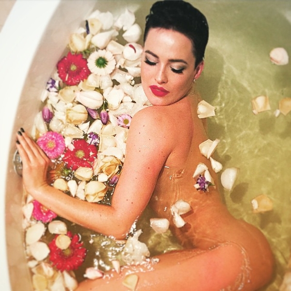 Даша Астафьева показала, как умеет стоять на голове