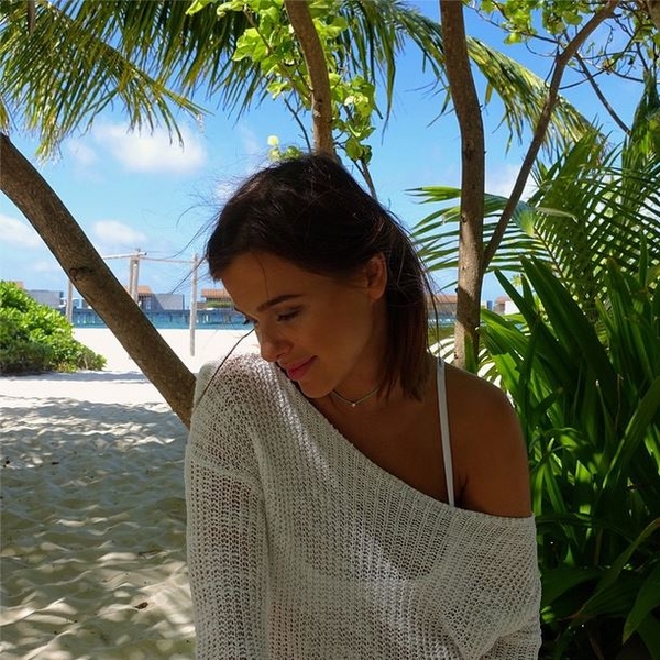 Беременная Темникова отдыхает на острове без связи с сушей