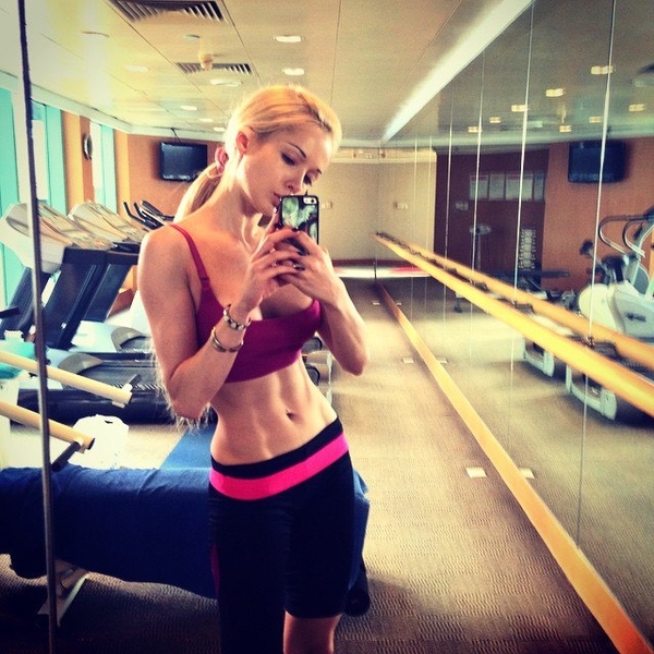 Одесская Барби похвасталась тонкой талией