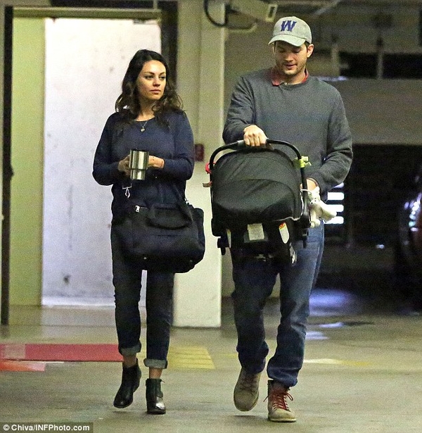 В Сеть попали фото Эштона Катчера и Милы Кунис на прогулке с дочерью