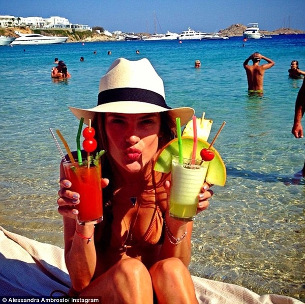 Супермодель показала фото в бикини