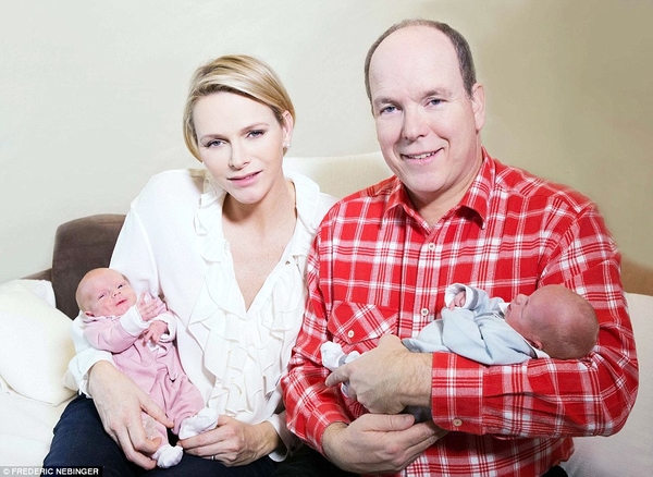 Принц Монако показал свою новорожденную двойню