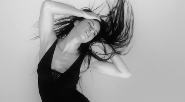 Адриана Лима в стильном купальнике снялась для Love Magazine