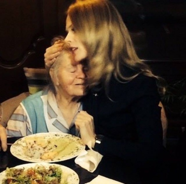 Оля Фреймут подарила стиральную машину бабушке-кухарке из Харькова