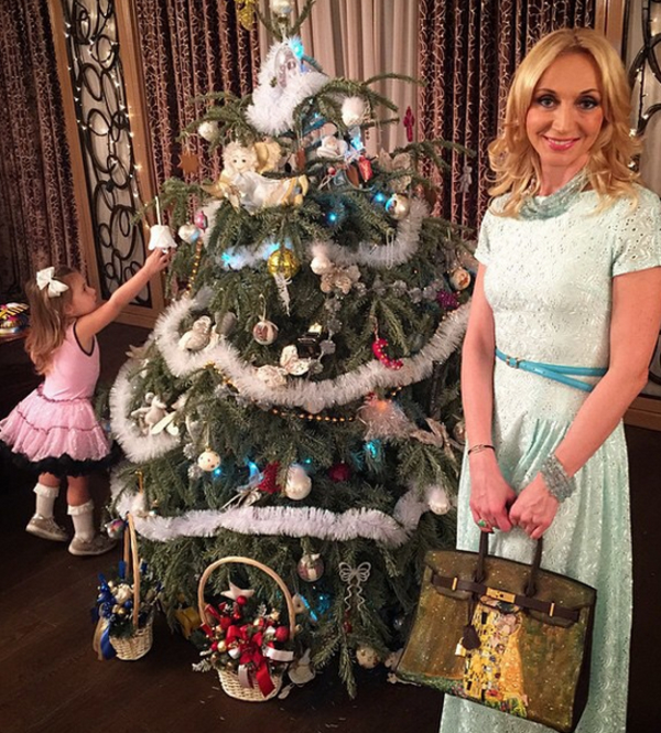Кристина Орбакайте показала, что положит маме под елку
