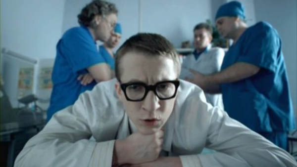 Левин из Интернов остался без зуба в новогоднюю ночь