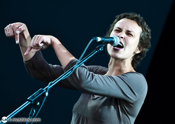 Юлия Чичерина дала благотворительный концерт в Луганске