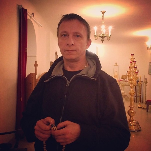 Иван Охлобыстин подарил золотой смартфон незнакомой девушке