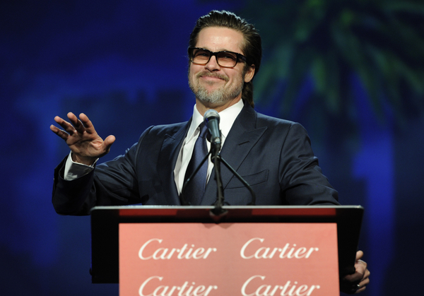 Брэд Питт рассмешил публику своей песней