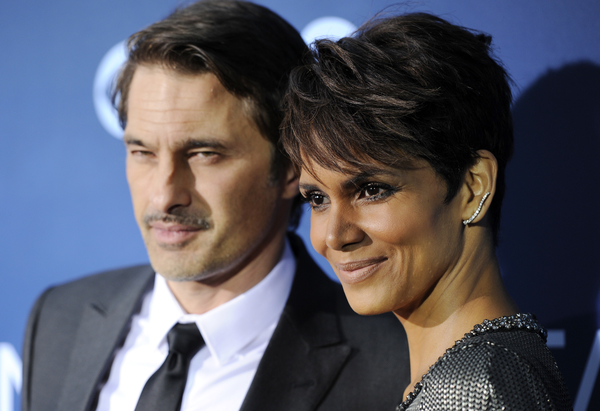 Муж Холли Берри ударил сотрудника аэропорта