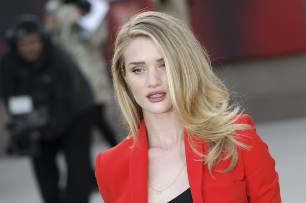 Рози Хантингтон-Уайтли сменила прическу