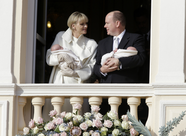 Принц Монако впервые публично представил своих новорожденных близнецов