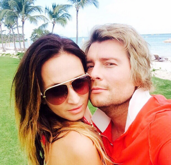 Николай Басков отдыхает с возлюбленной в теплых краях