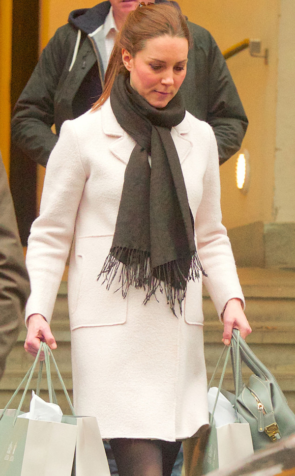 Звездный пример: Кейт Миддлтон выбрала стильный наряд для шопинга