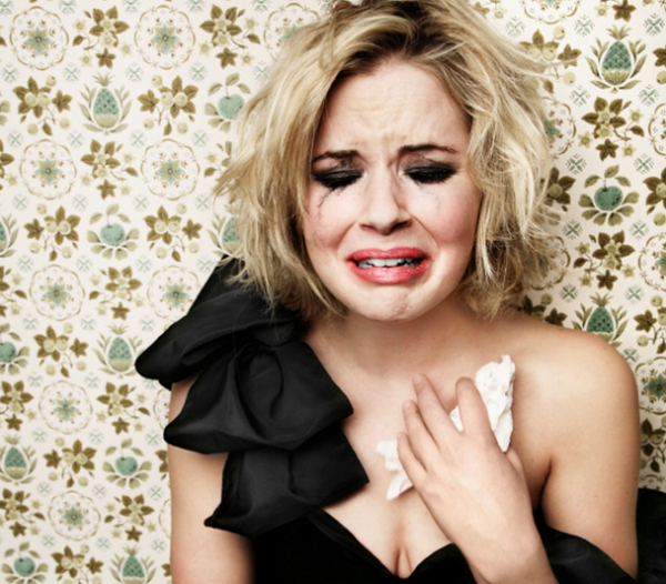 Эмоции в анимации: Как девушки реагируют на новую стрижку