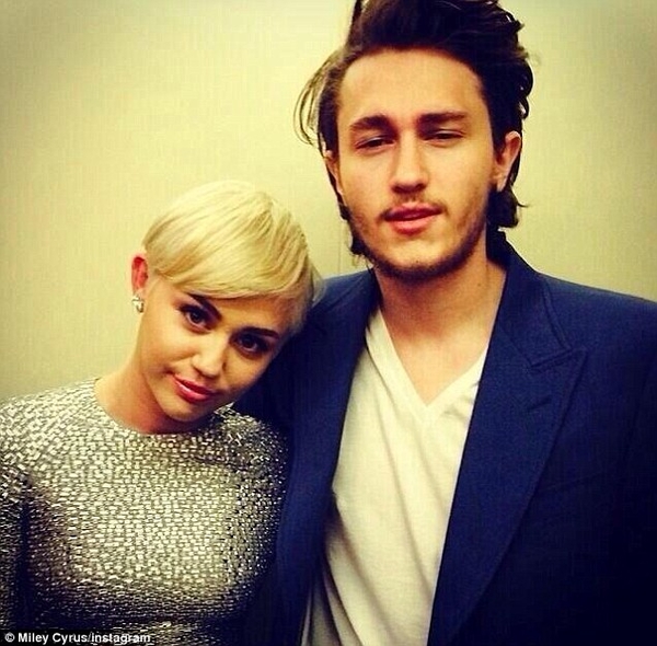 Брат Майли Сайрус встречается с дочкой Шварценеггера