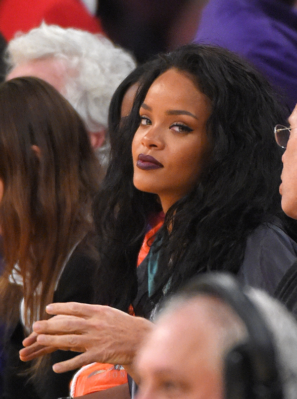 Рианна показала свои стройные ноги