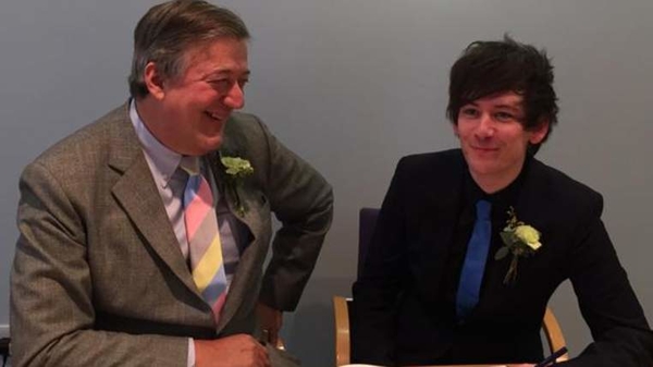 Официально: Актер Стивен Фрай сочетался браком с молодым партнером