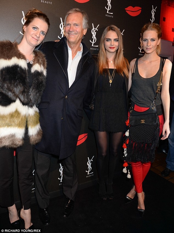 Кара Делевинь вышла в свет с папой и сестрами