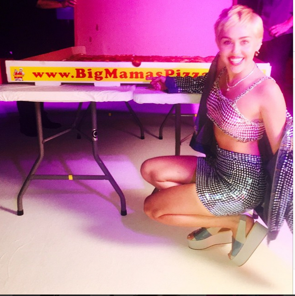 Майли Сайрус похвасталась откровенным декольте