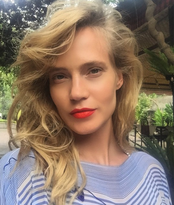 Певица Глюкоза похвасталась осиной талией