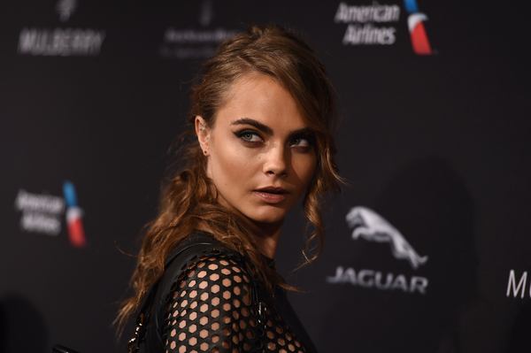 Кара Делевинь загорает топлес в Малибу