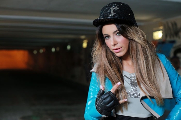 Певица Ани Лорак похвасталась стройными ногами