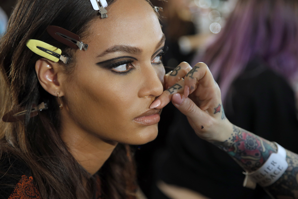 Неделя высокой моды в Париже: Закулисье показа Versace