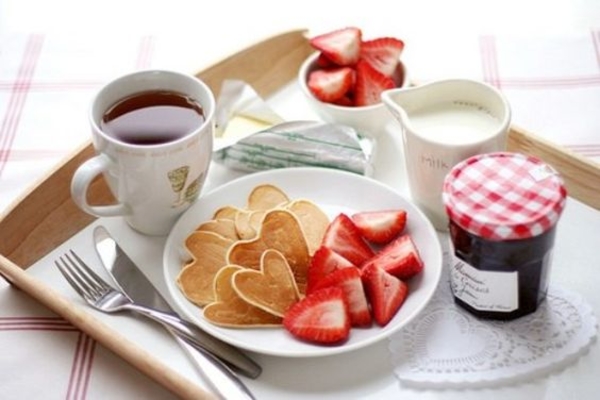 Розочки с корицей и другие простые рецепты для завтрака в постель для любимой к 8 Марта