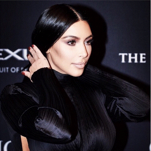 Ким Кардашян похвасталась фигурой в туалете