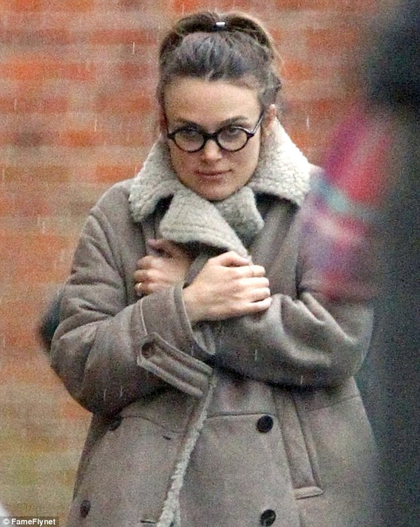 Беременная Кира Найтли появилась на улице без макияжа