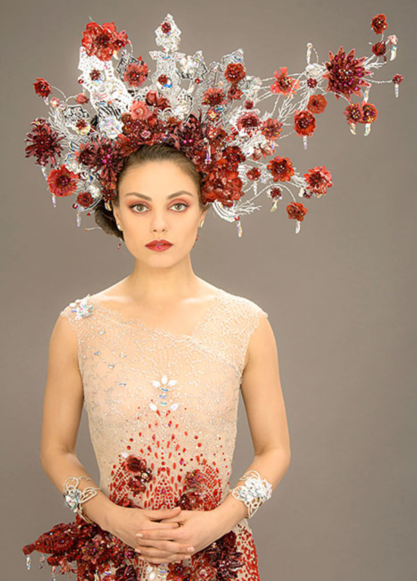 Мила Кунис примерила свадебное платье в японском стиле