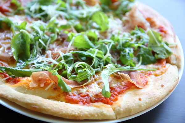 Как приготовить пиццу за 15 минут (видео)